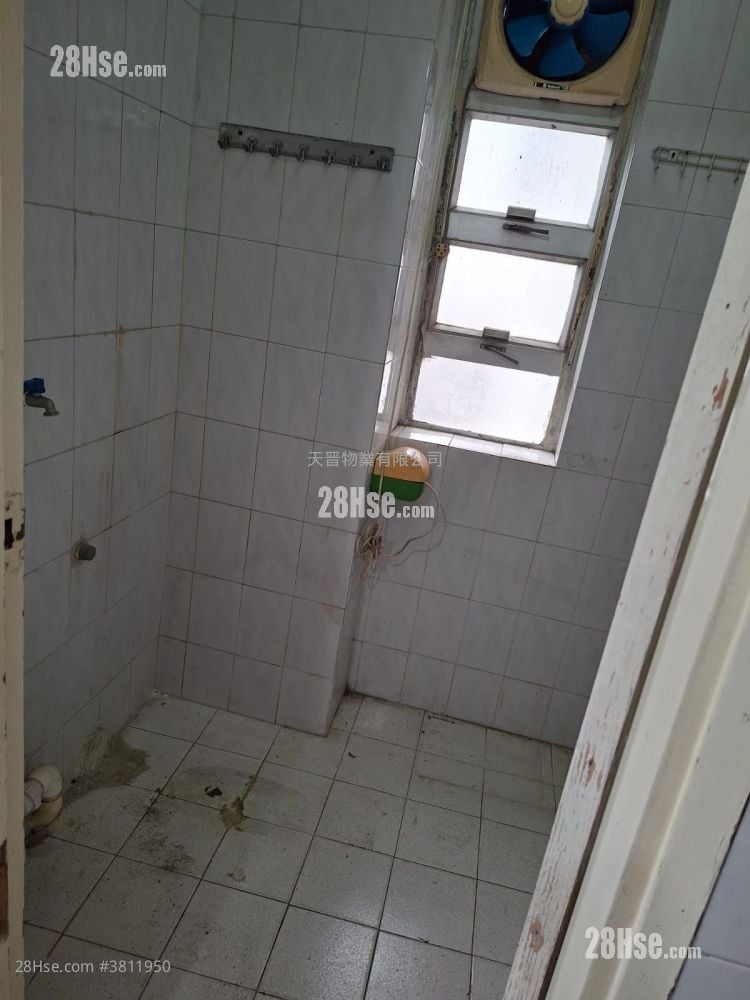 Lucky Building Sell 4 Bedrooms , 1 Bathroom 760 ft²