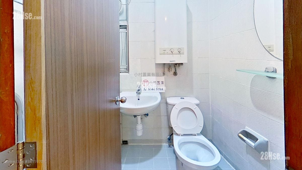 bathroom: Tung Shing Terrace Rental 2 Bedrooms , 1 Bathroom 364 ft²