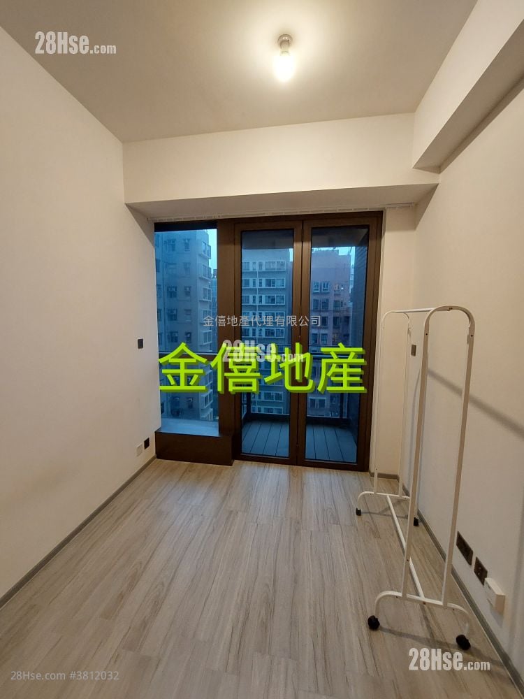 Seven Victory Avenue Rental Studio , 1 Bathroom 180 ft²