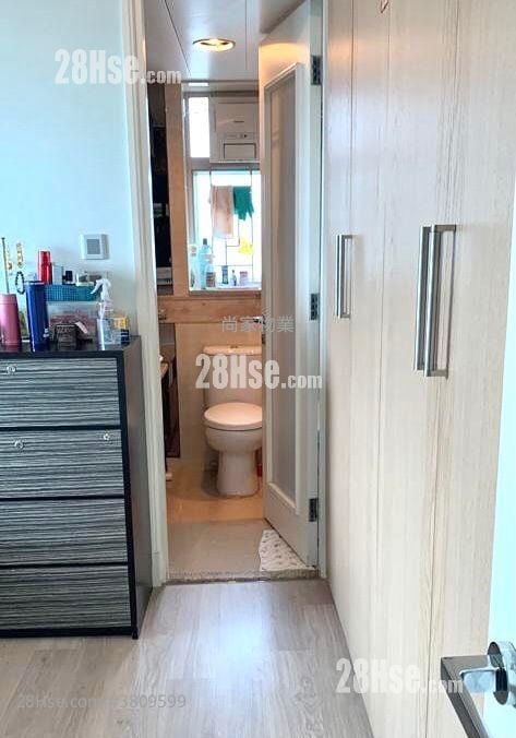 Uptown Sell 3 Bedrooms , 2 Bathrooms 759 ft²