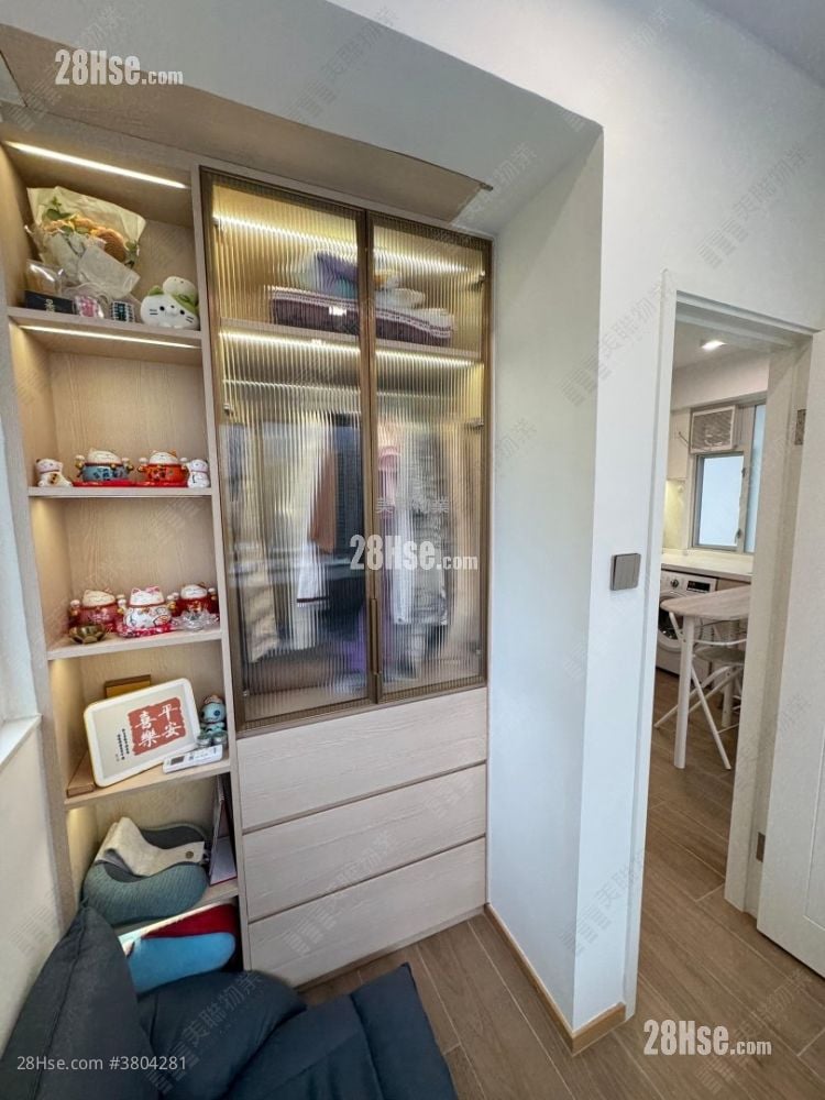 Man Bo Building Sell 2 Bedrooms 254 ft²