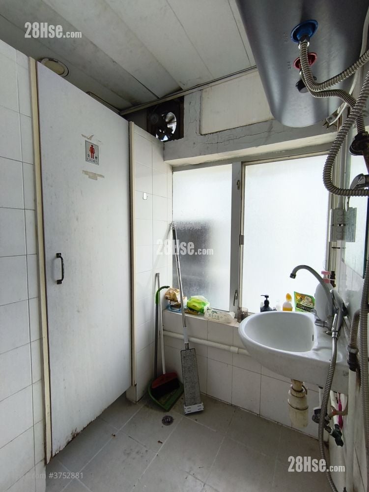 Heng Ngai Jewelry Centre Rental 1 Toilet