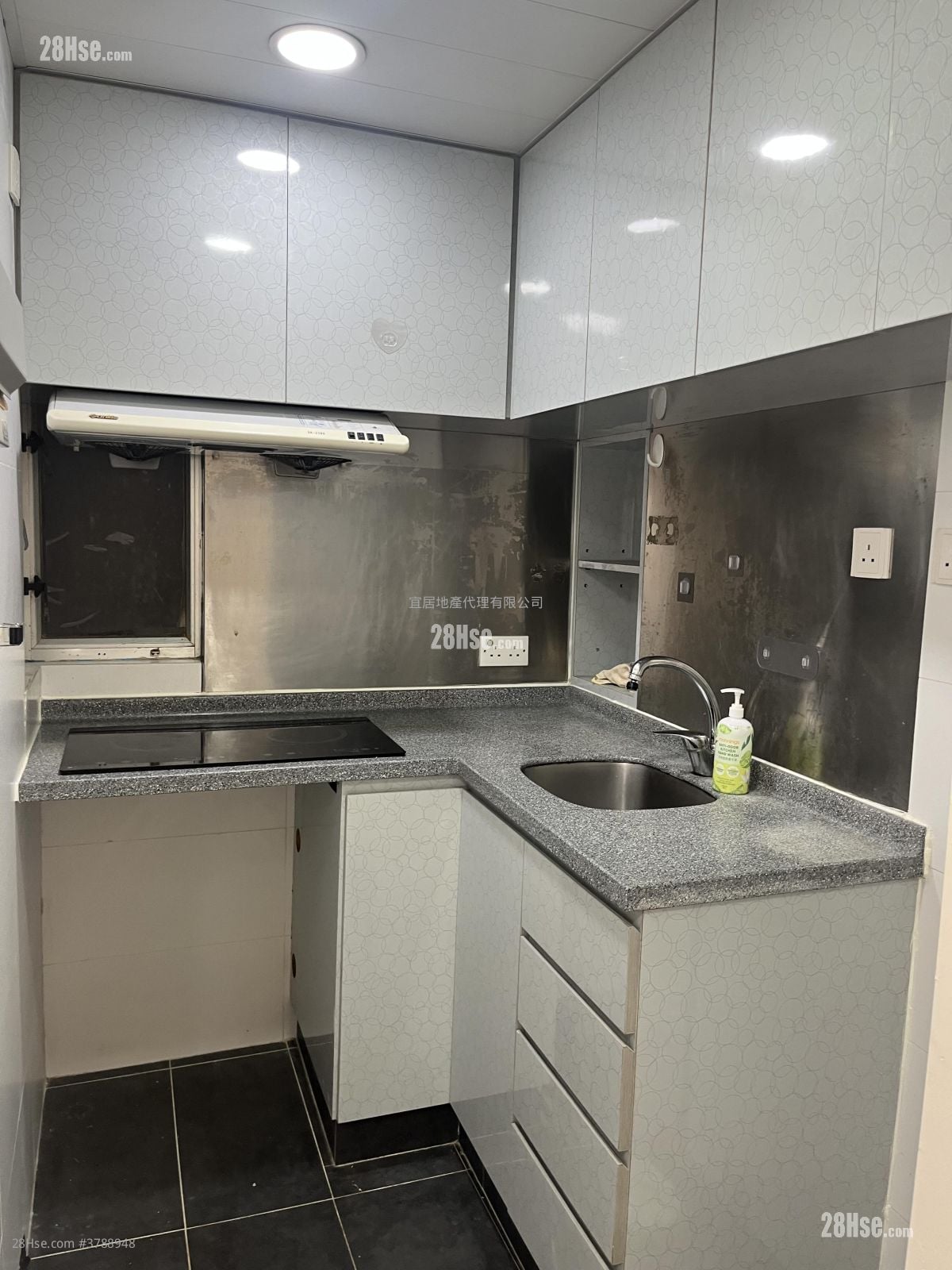 Manor Centre Rental 2 Bedrooms , 1 Bathroom 310 ft²