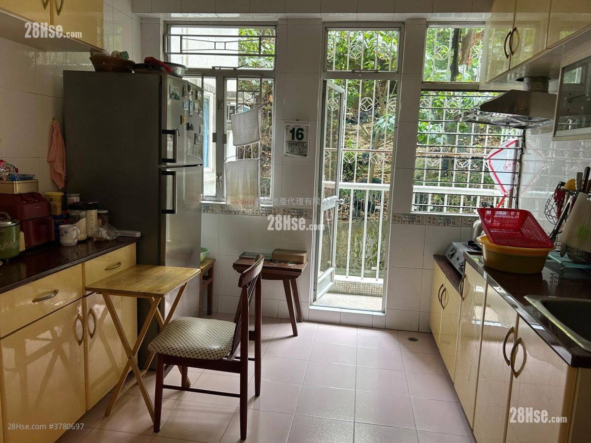 Dragon Court Sell 3 Bedrooms , 2 Bathrooms 1,143 ft²