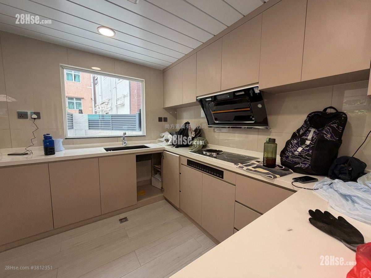 Village Sell 4 Bedrooms , 3 Bathrooms 1,400 ft²