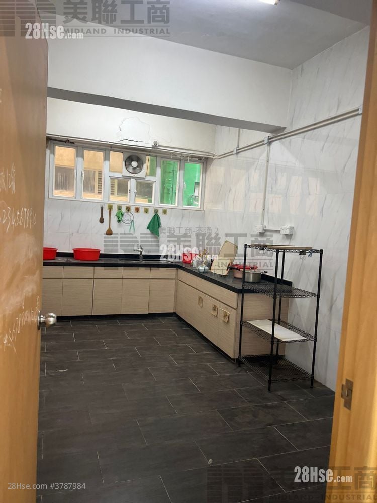 Mercantile Industrial & Warehouse Building Sell 4 Toilets