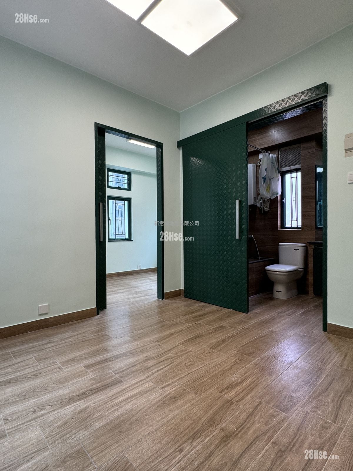 Walk Up Building  售盘 1 房 , 1 浴室 257 平方尺