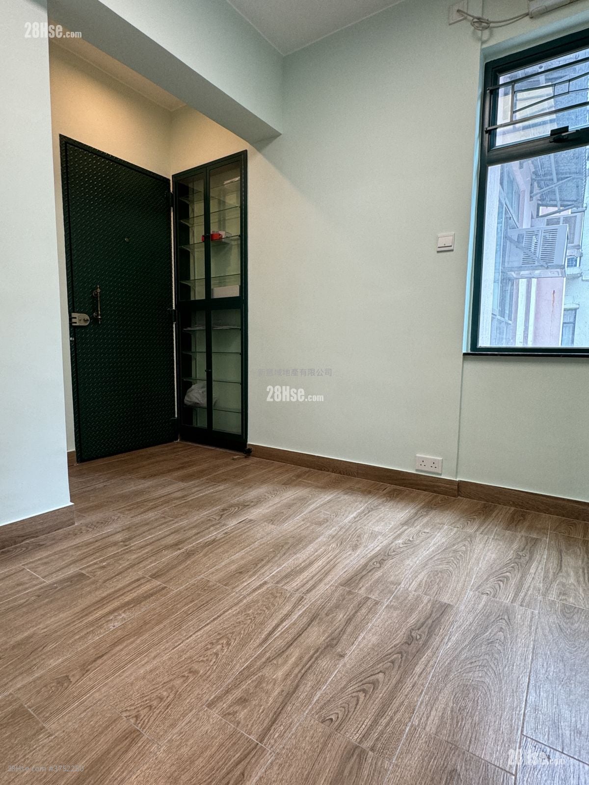 Walk Up Building  售盘 1 房 , 1 浴室 257 平方尺