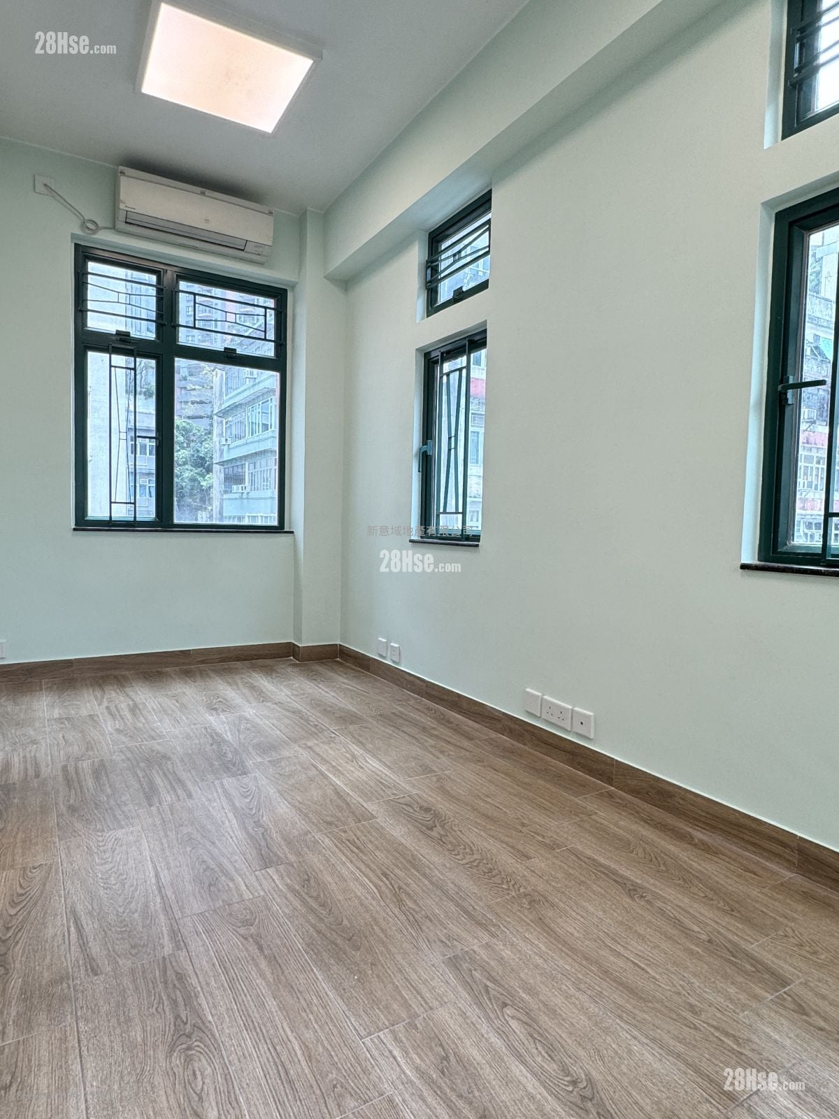 Walk Up Building  售盘 1 房 , 1 浴室 257 平方尺