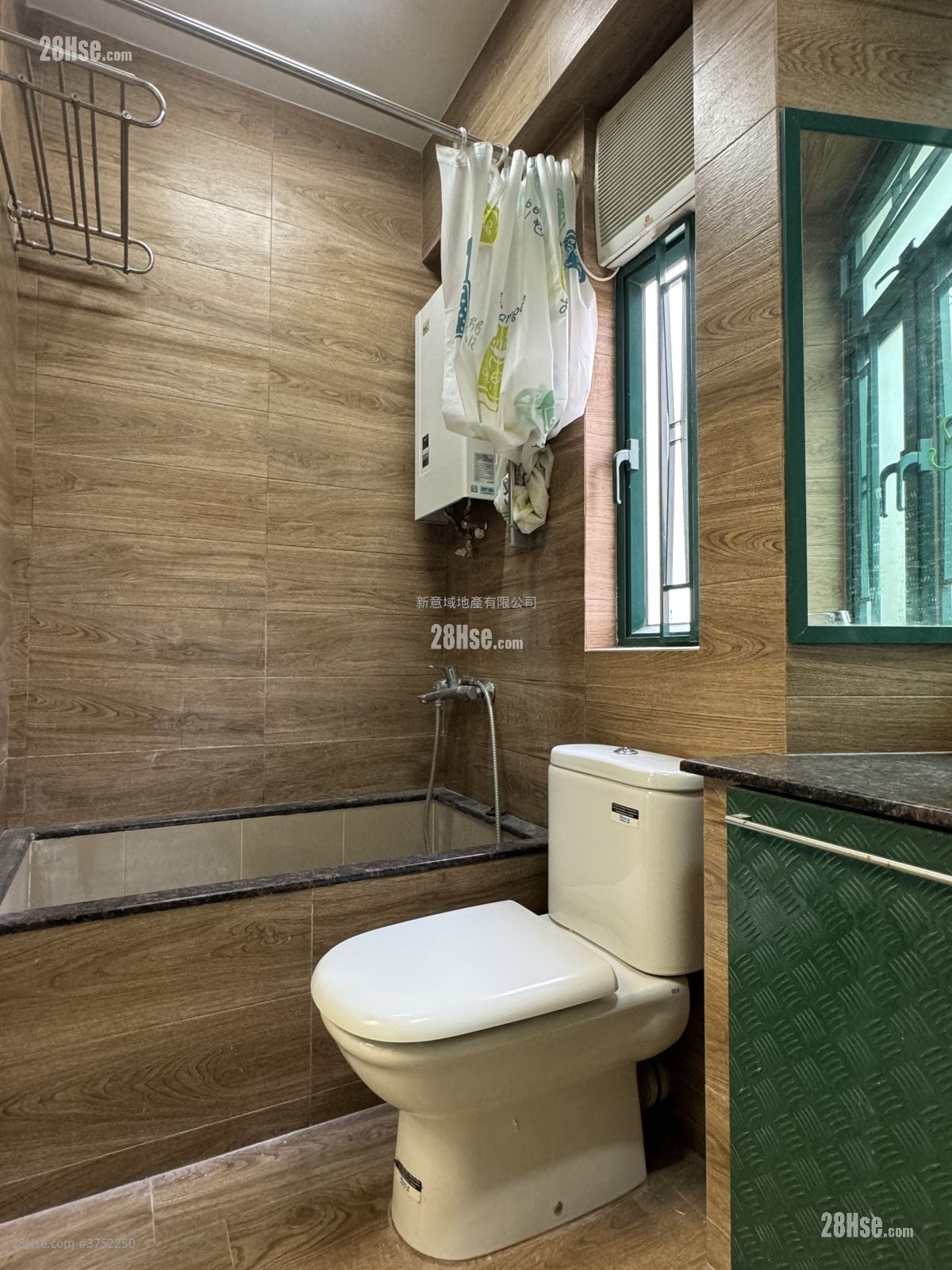 Walk Up Building  售盘 1 房 , 1 浴室 257 平方尺