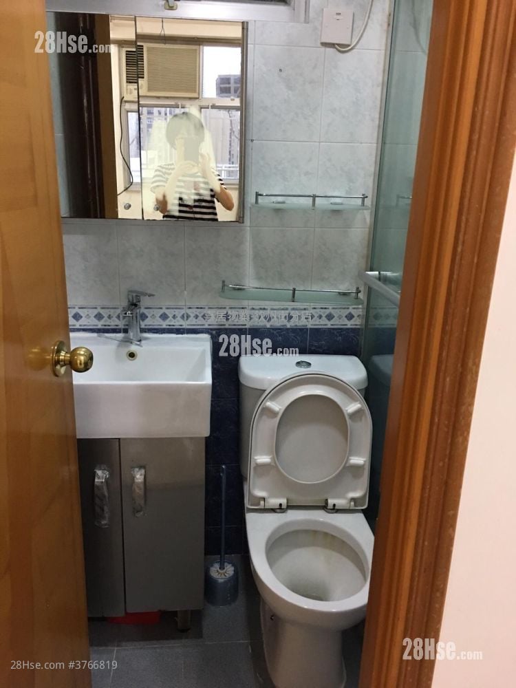 Manor Centre Rental 2 Bedrooms , 1 Bathroom 322 ft²