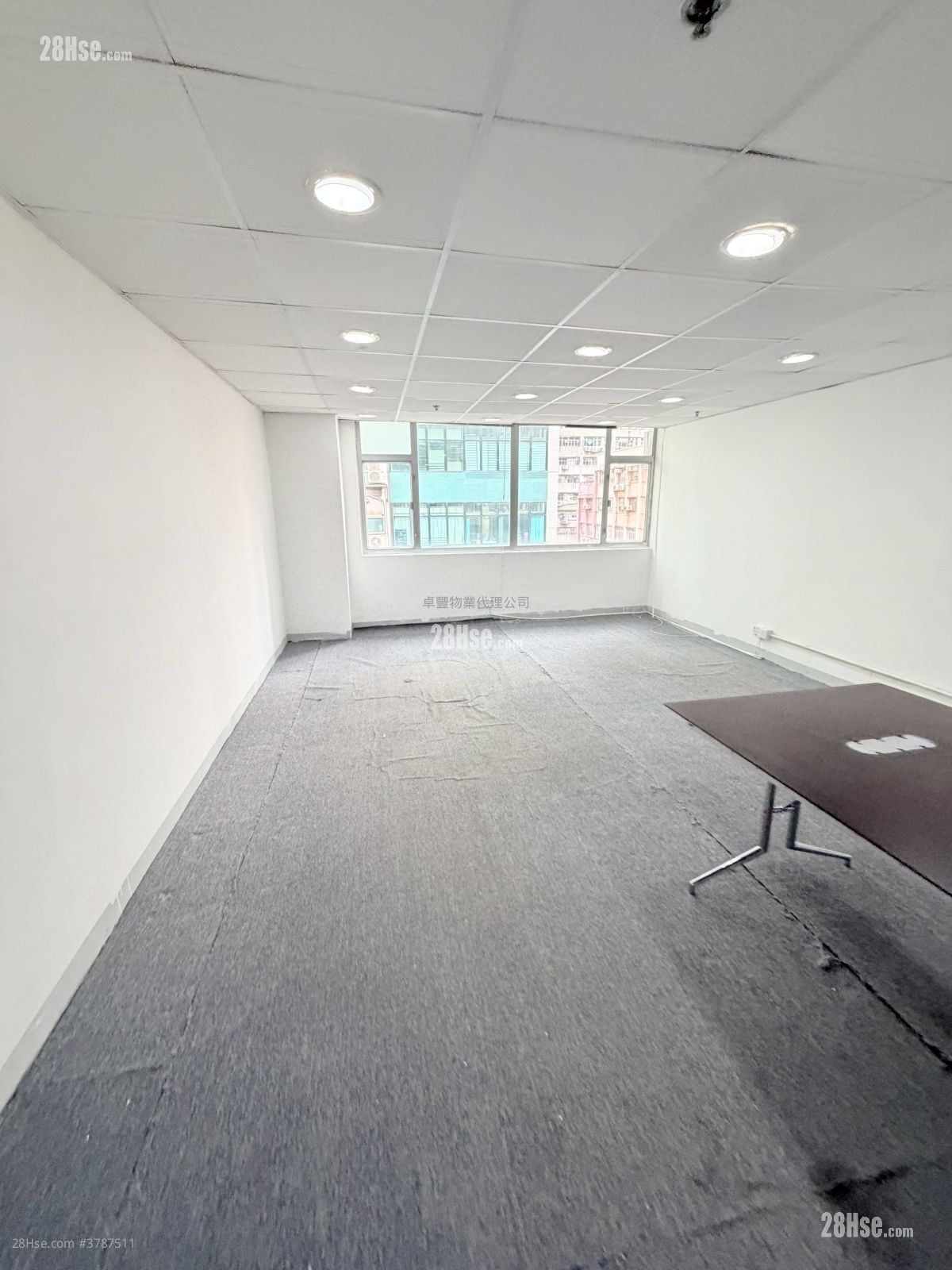 Dragon Industrial Building Rental Studio 462 ft²