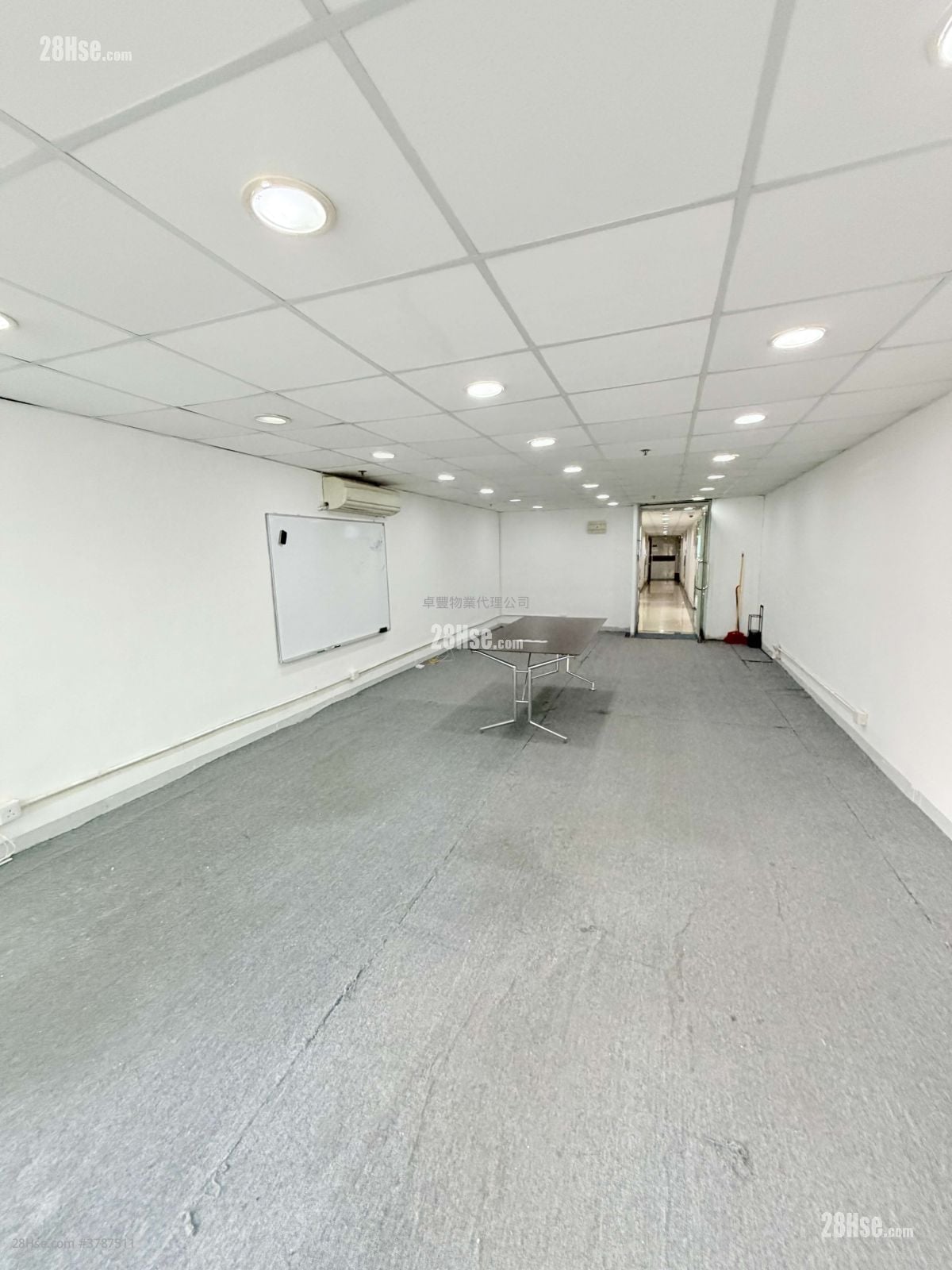 Dragon Industrial Building Rental Studio 462 ft²