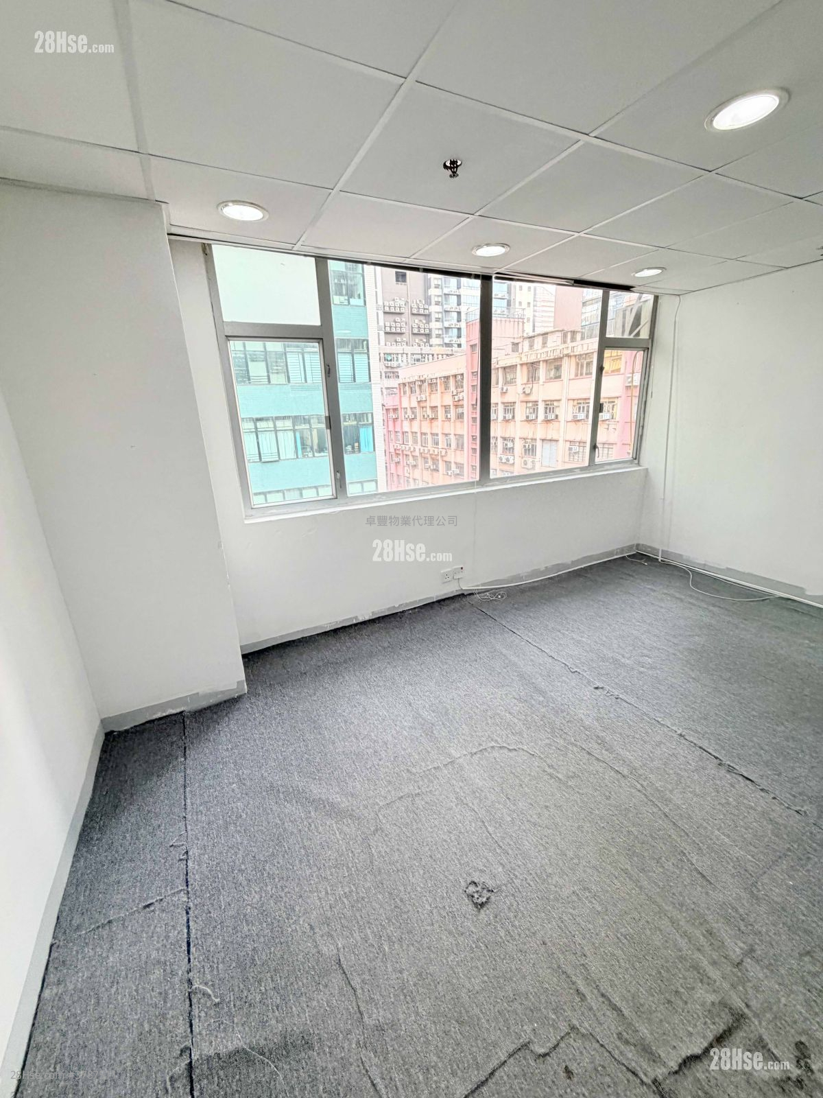 Dragon Industrial Building Rental Studio 462 ft²