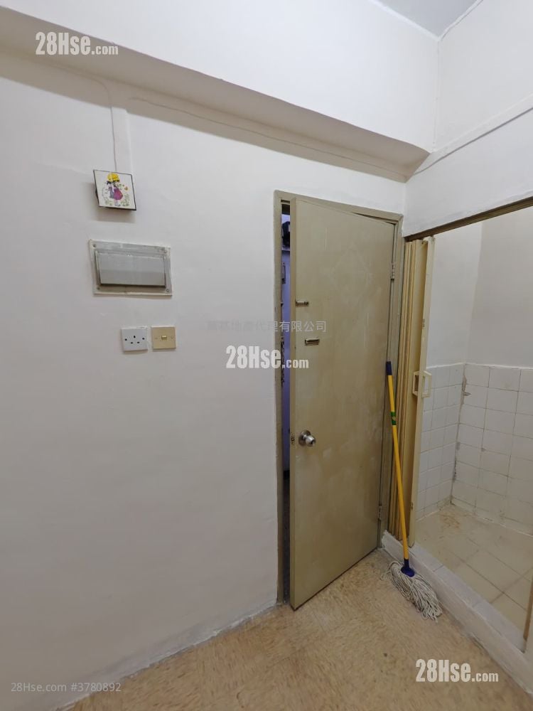50-50A Wing Hong Street Sell 3 Bedrooms , 3 Bathrooms 451 ft²