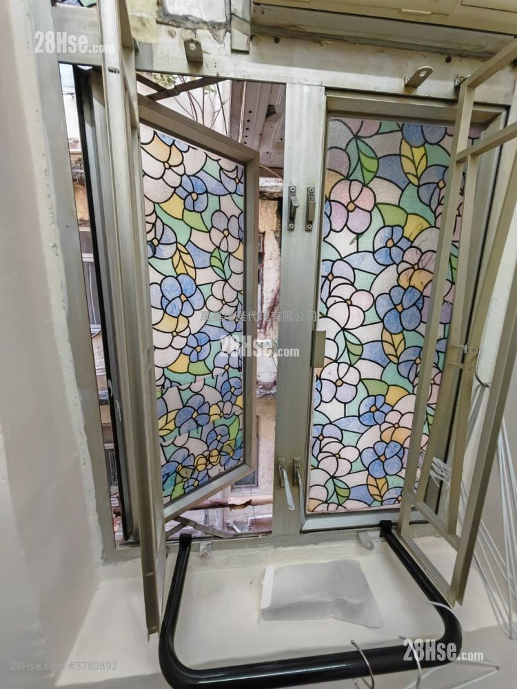 50-50A Wing Hong Street Sell 3 Bedrooms , 3 Bathrooms 451 ft²