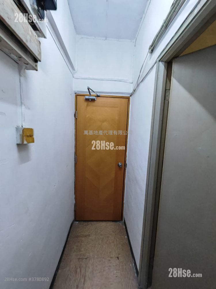 50-50A Wing Hong Street Sell 3 Bedrooms , 3 Bathrooms 451 ft²