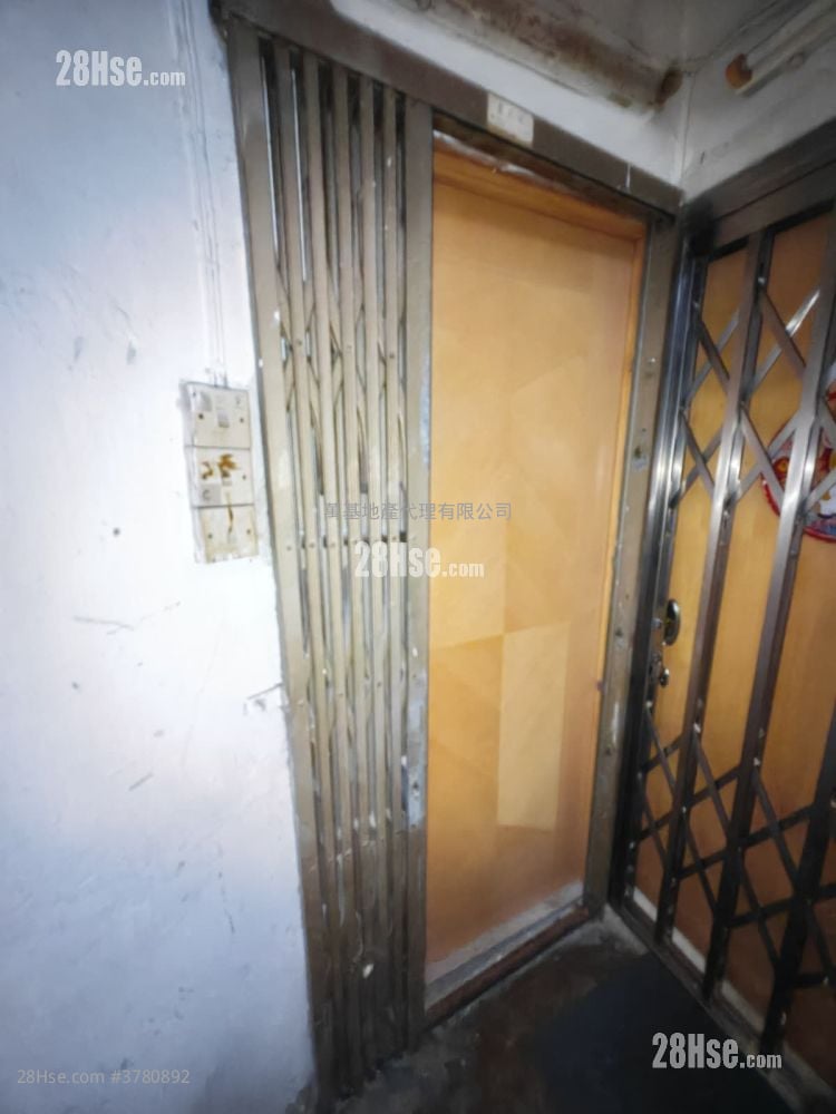 50-50A Wing Hong Street Sell 3 Bedrooms , 3 Bathrooms 451 ft²