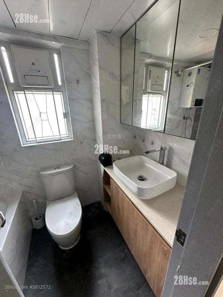 bathroom: Marina Garden Sell 3 Bedrooms 567 ft²