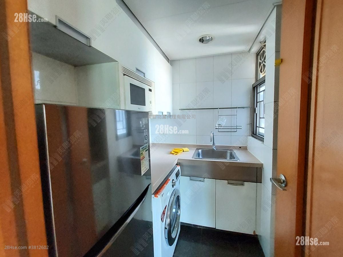 厨房: Yoho Town 租盘 2 房 , 1 浴室 393 平方尺