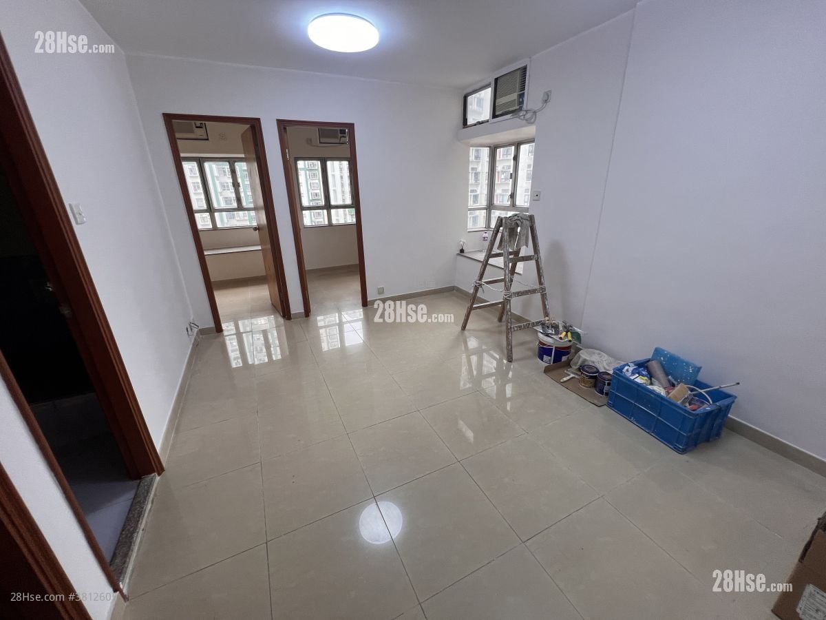 living room: Hong Tak Gardens Sell 2 Bedrooms 363 ft²