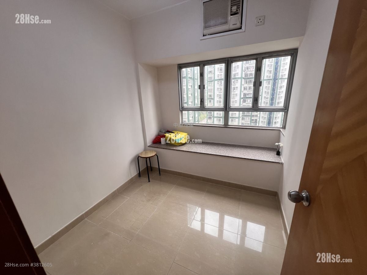 bedroom 1: Hong Tak Gardens Sell 2 Bedrooms 363 ft²