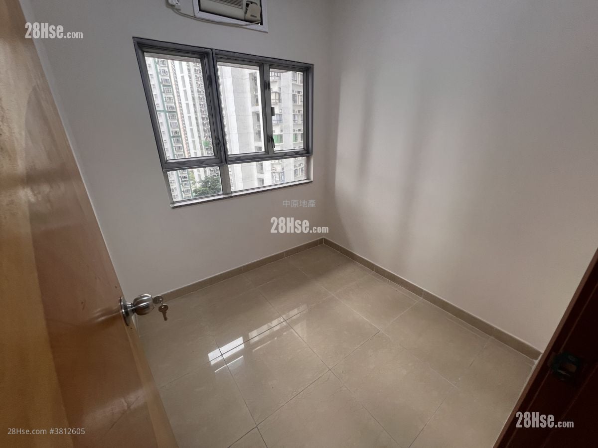 bedroom 2: Hong Tak Gardens Sell 2 Bedrooms 363 ft²
