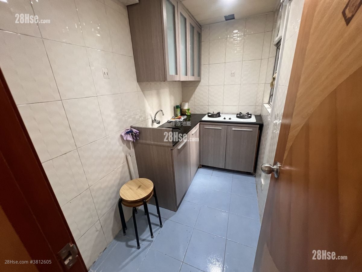 kitchen: Hong Tak Gardens Sell 2 Bedrooms 363 ft²