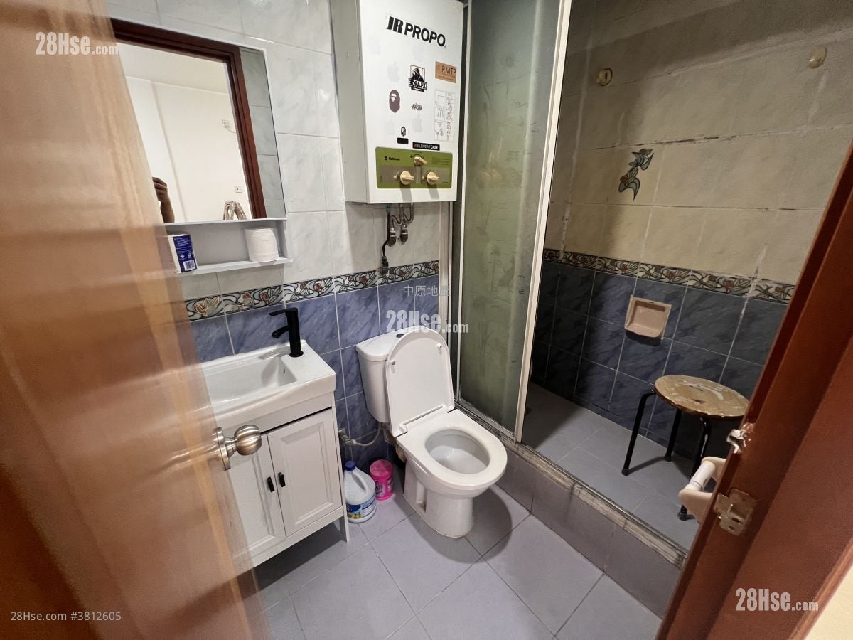 bathroom: Hong Tak Gardens Sell 2 Bedrooms 363 ft²