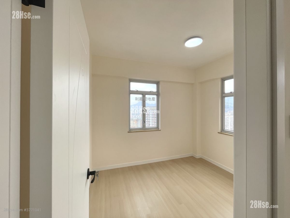 Woodview Court Sell 2 Bedrooms 541 ft²