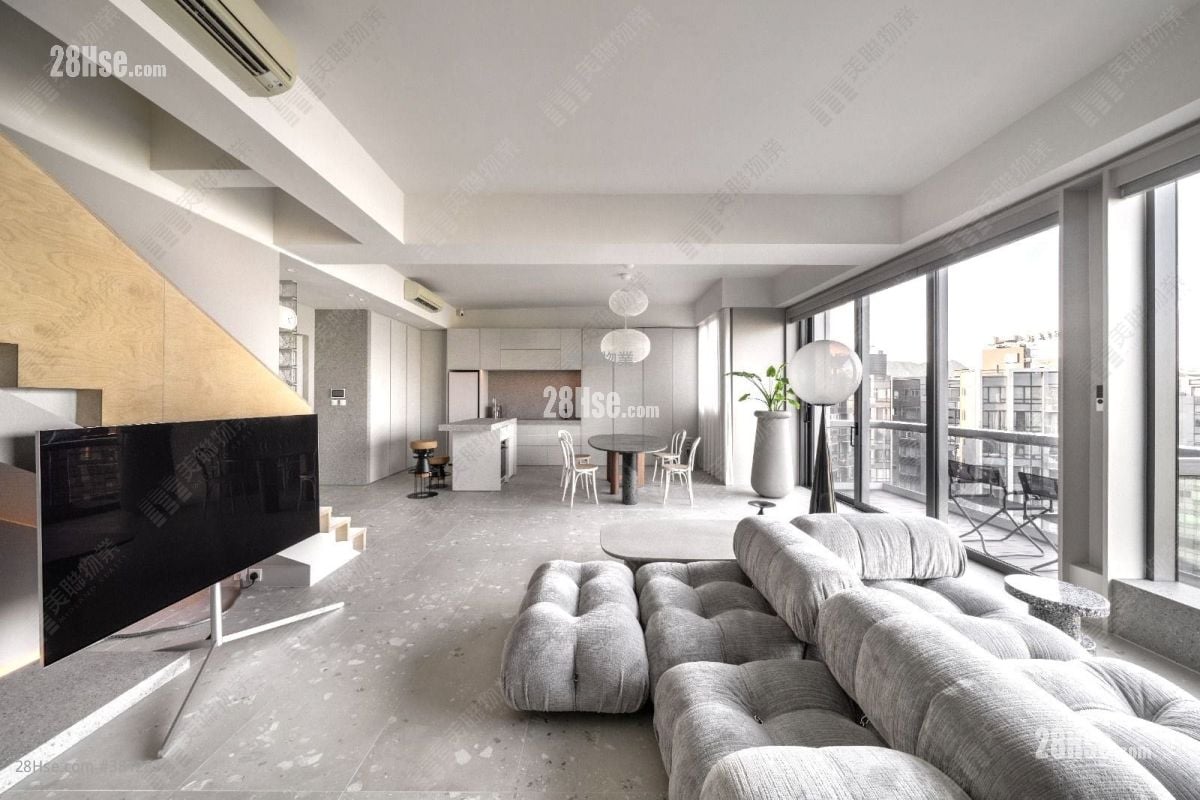 living room: Ontolo Sell 4 Bedrooms , 4 Bathrooms 1,752 ft²