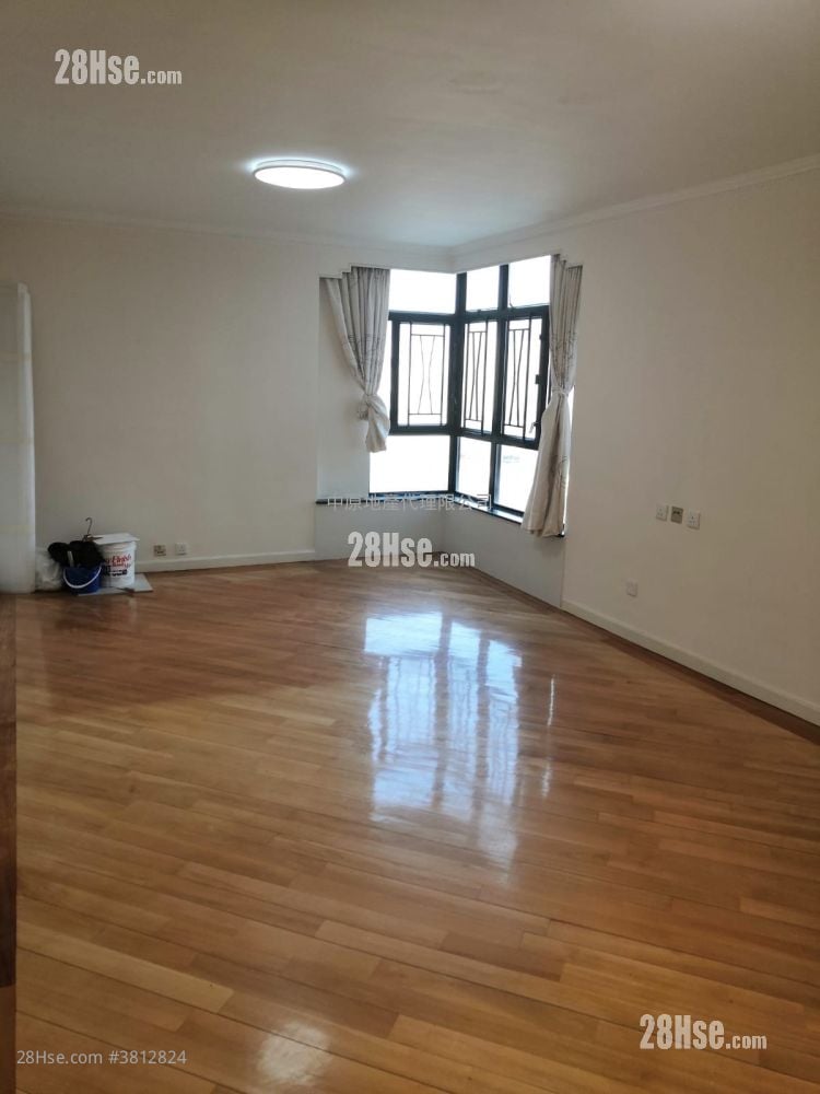 living room: Bayview Garden Sell 3 Bedrooms , 2 Bathrooms 708 ft²