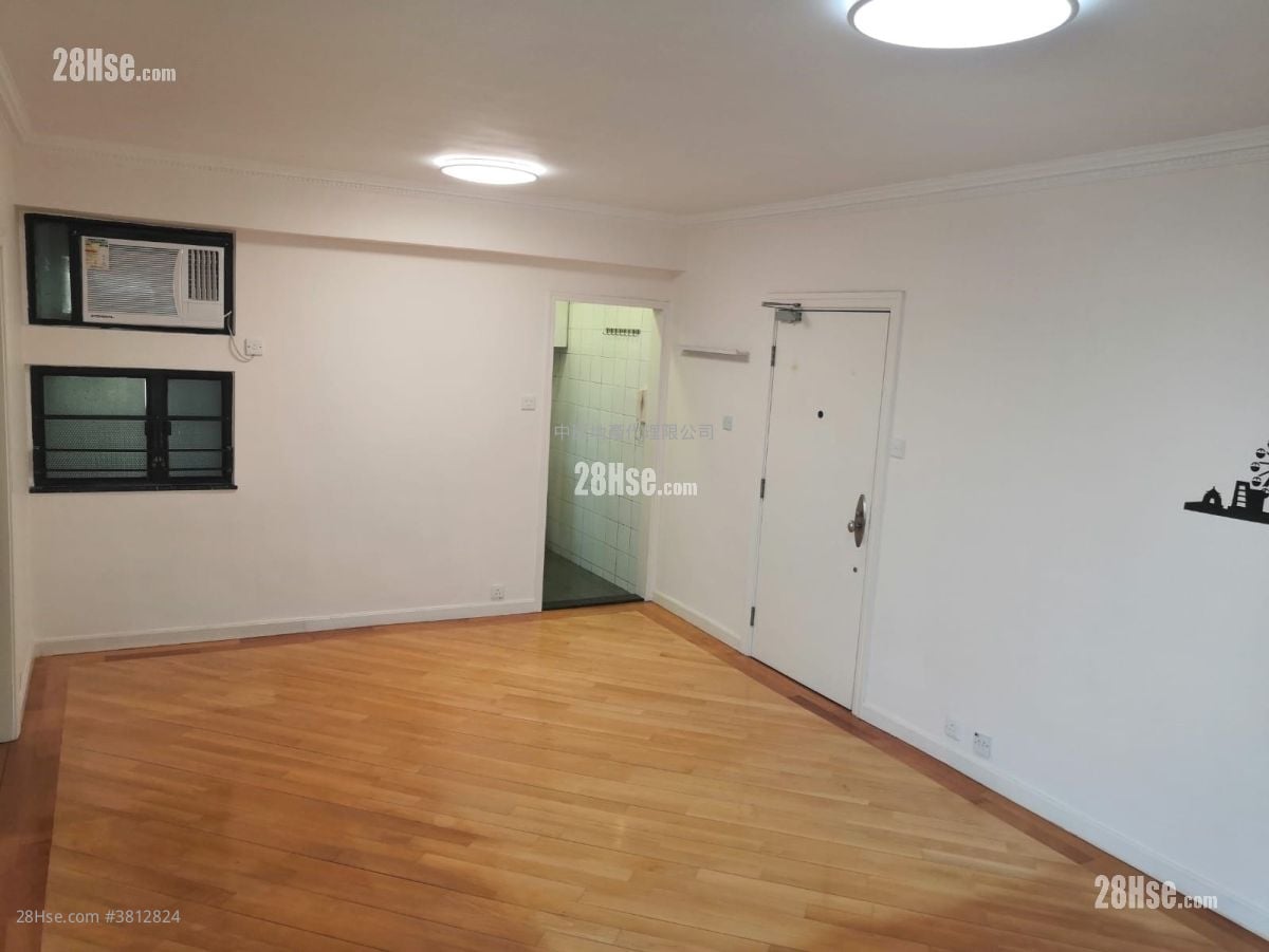 living room: Bayview Garden Sell 3 Bedrooms , 2 Bathrooms 708 ft²