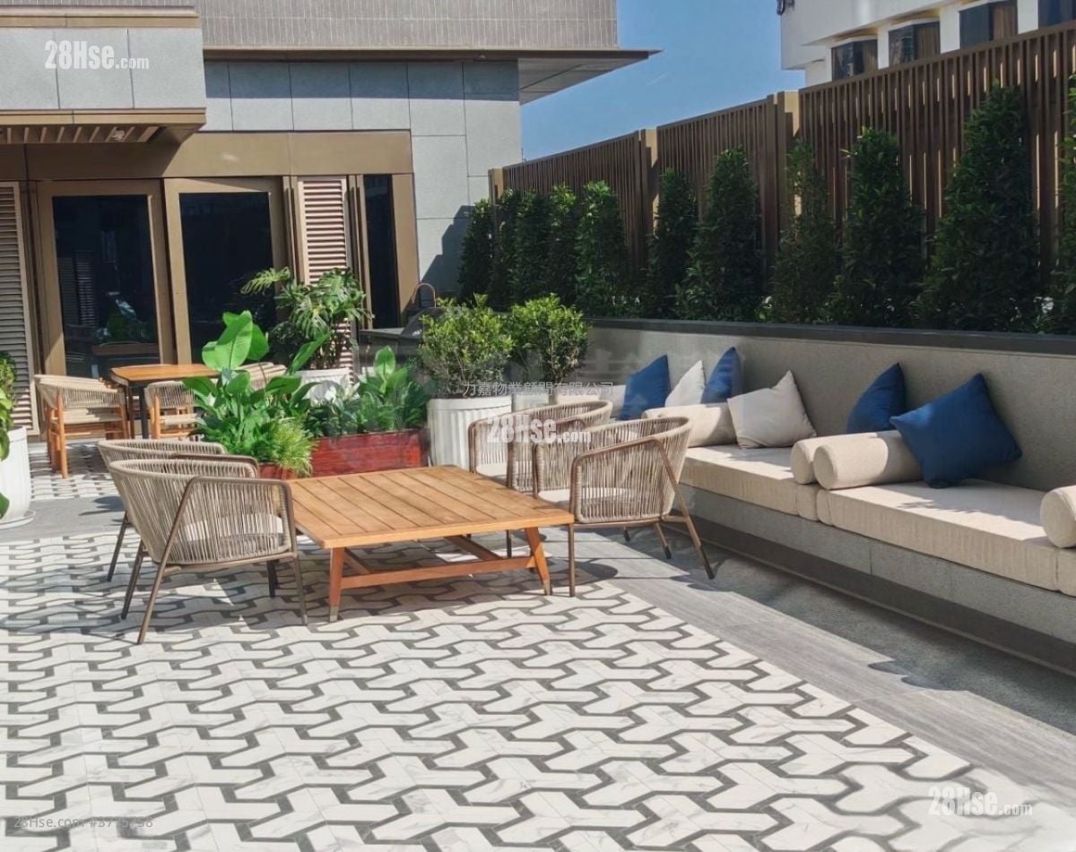 Topside Residence Rental 3 Bedrooms , 1 Bathroom 569 ft²