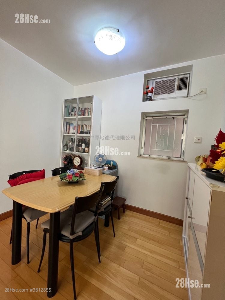 living room: Discovery Park Sell 3 Bedrooms , 2 Bathrooms 658 ft²