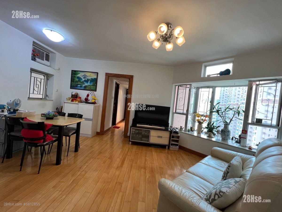 living room: Discovery Park Sell 3 Bedrooms , 2 Bathrooms 658 ft²