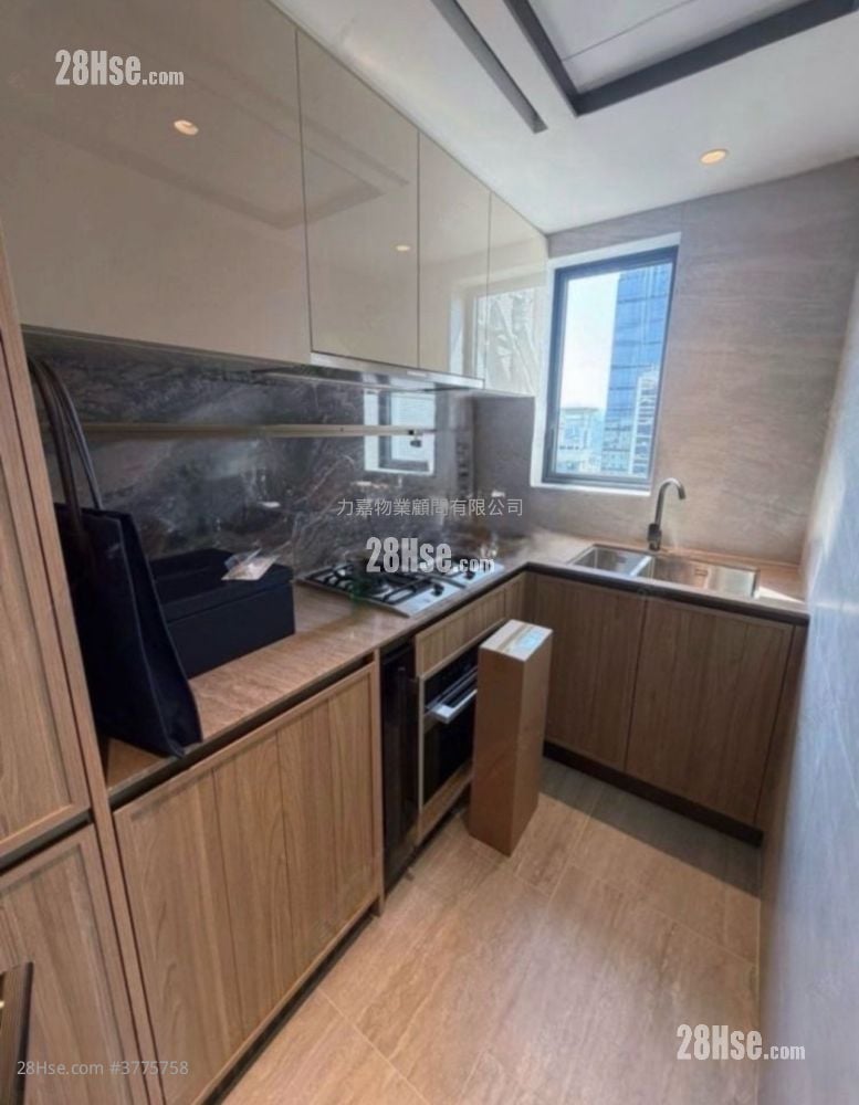 Topside Residence Rental 3 Bedrooms , 1 Bathroom 569 ft²