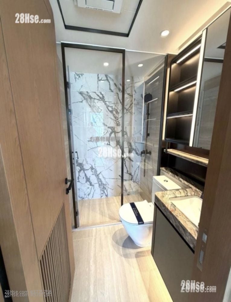 Topside Residence Rental 3 Bedrooms , 1 Bathroom 569 ft²