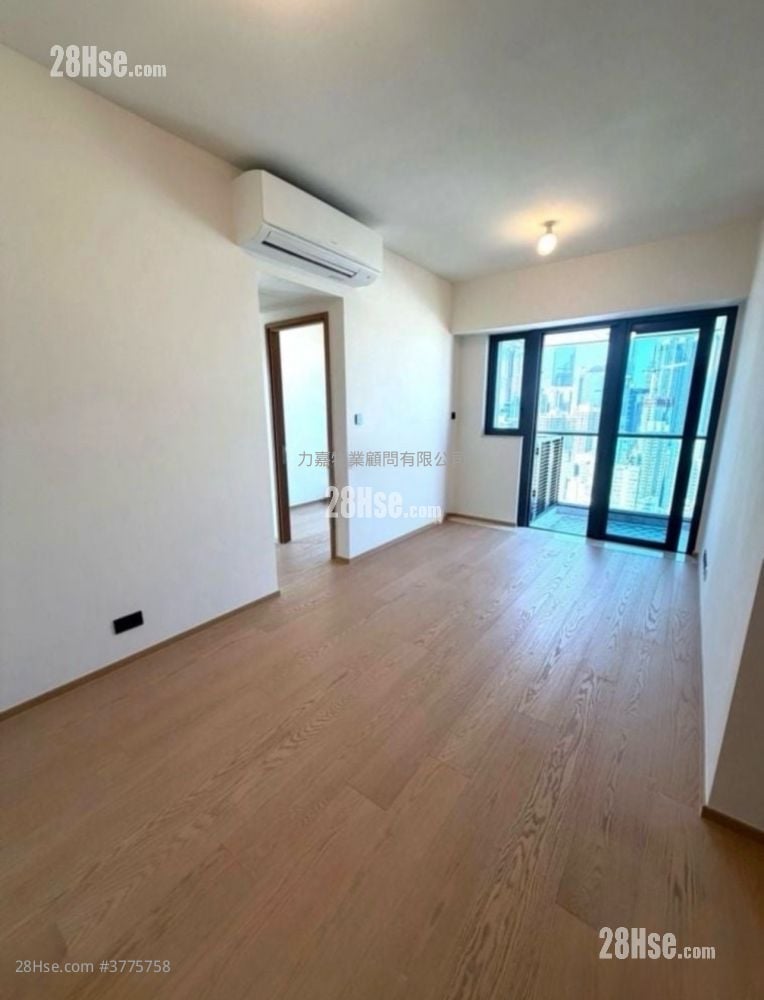 Topside Residence Rental 3 Bedrooms , 1 Bathroom 569 ft²