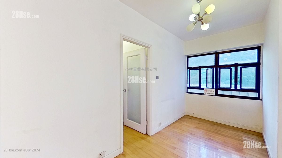 living room: Mayfair Gardens Sell 2 Bedrooms , 1 Bathroom 432 ft²