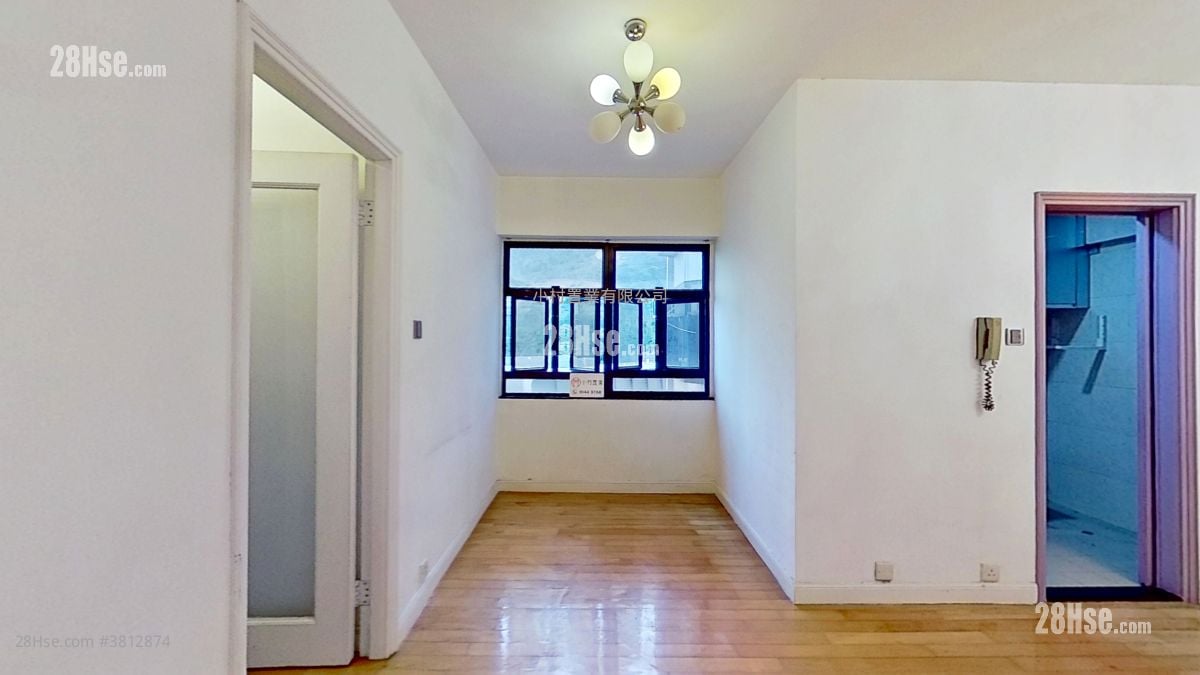 living room: Mayfair Gardens Sell 2 Bedrooms , 1 Bathroom 432 ft²