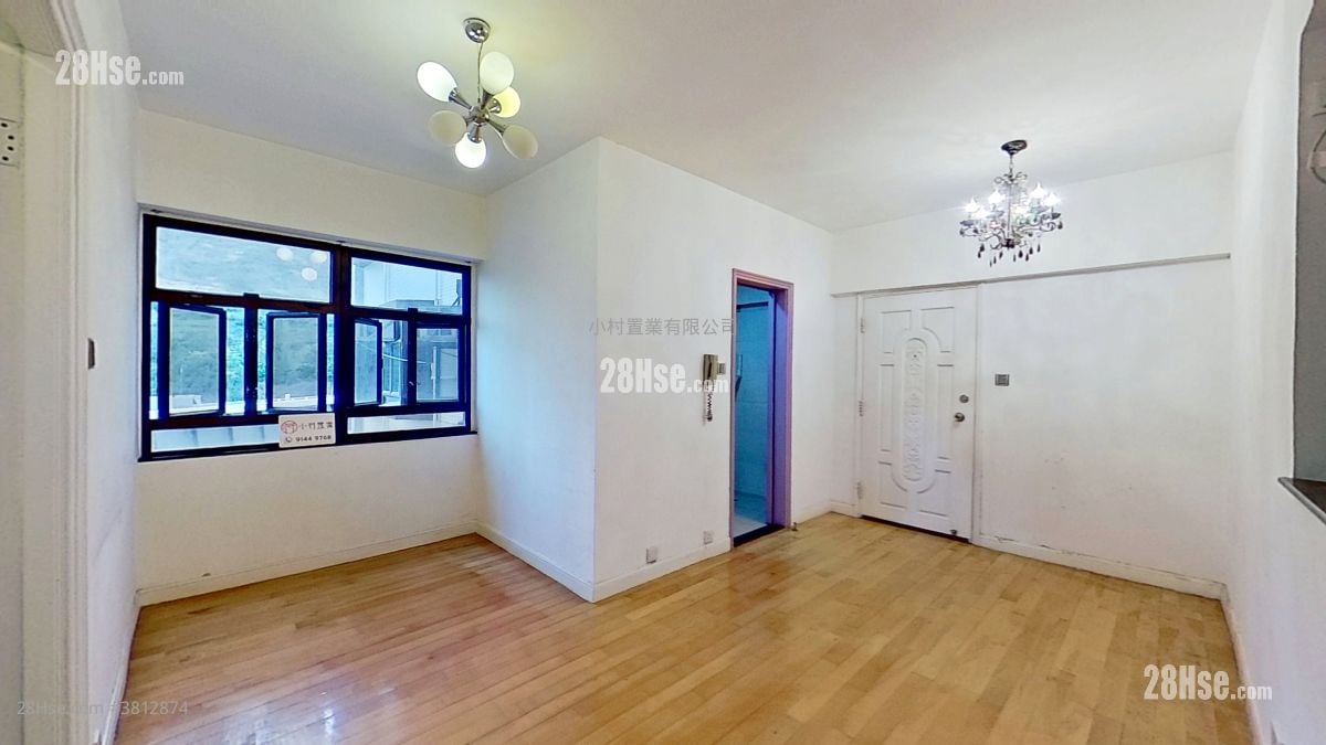 living room: Mayfair Gardens Sell 2 Bedrooms , 1 Bathroom 432 ft²