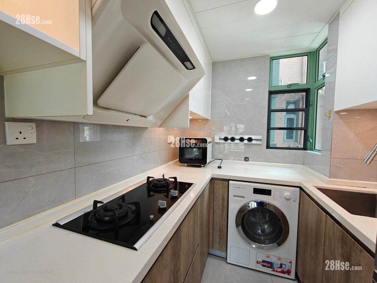 Royal Court Rental 3 Bedrooms 636 ft²