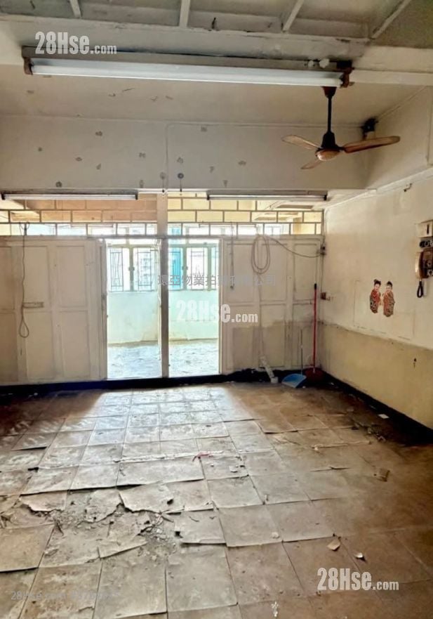 Pak Cheung Building Sell 2 Bedrooms , 1 Bathroom 450 ft²