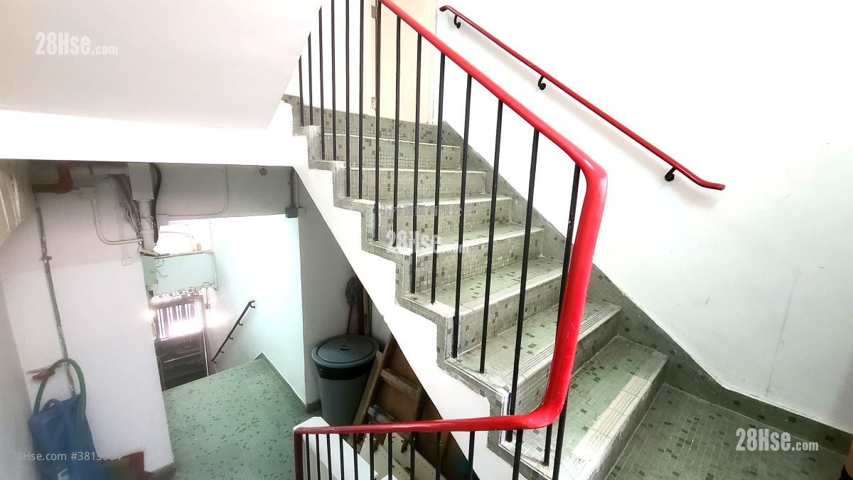 大厦入口: 士丹顿街2-4号 租盘 2 房 , 1 浴室 380 平方尺