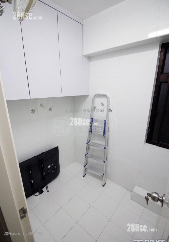 Kornhill Sell 3 Bedrooms , 2 Bathrooms 668 ft²