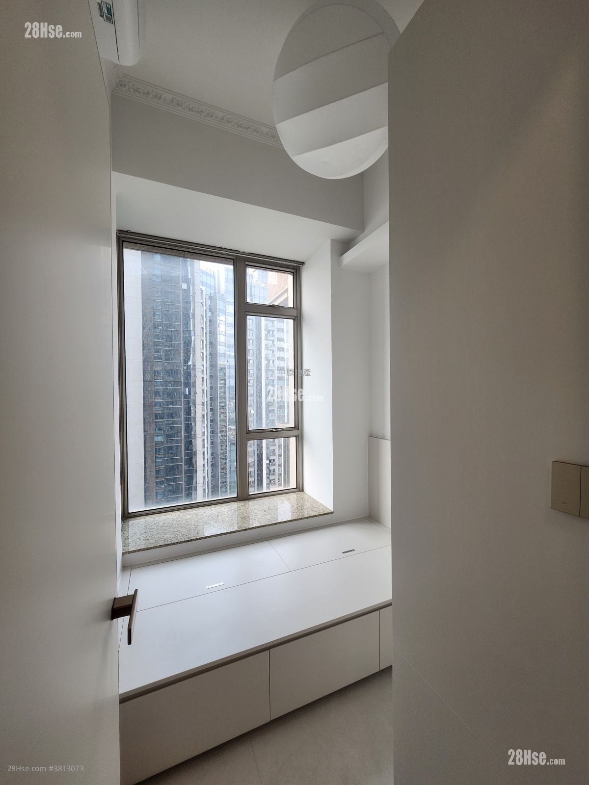 One Silversea Sell 3 Bedrooms , 2 Bathrooms 665 ft²