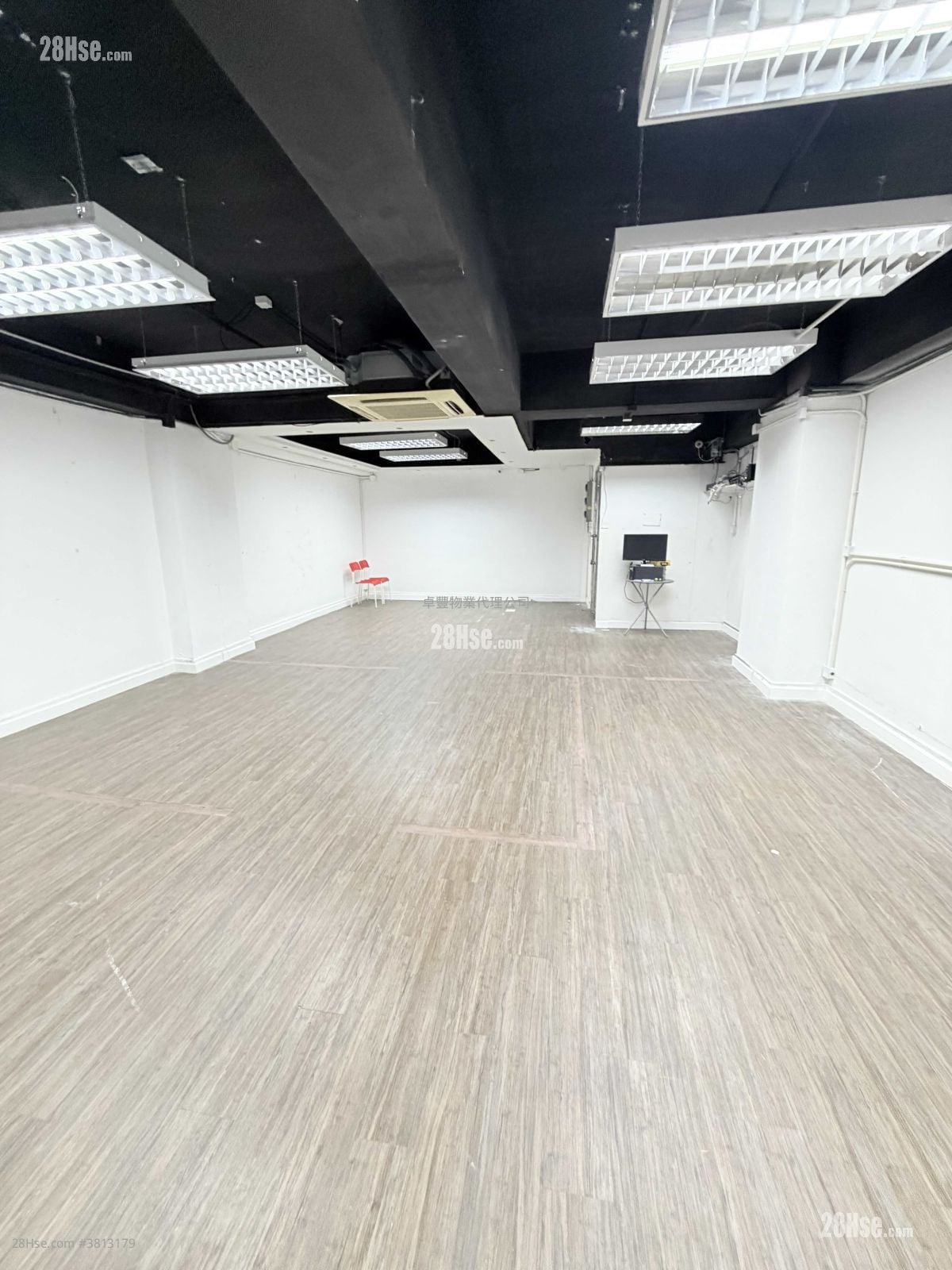 荣吉工业大厦 租盘 1 房 880 平方尺