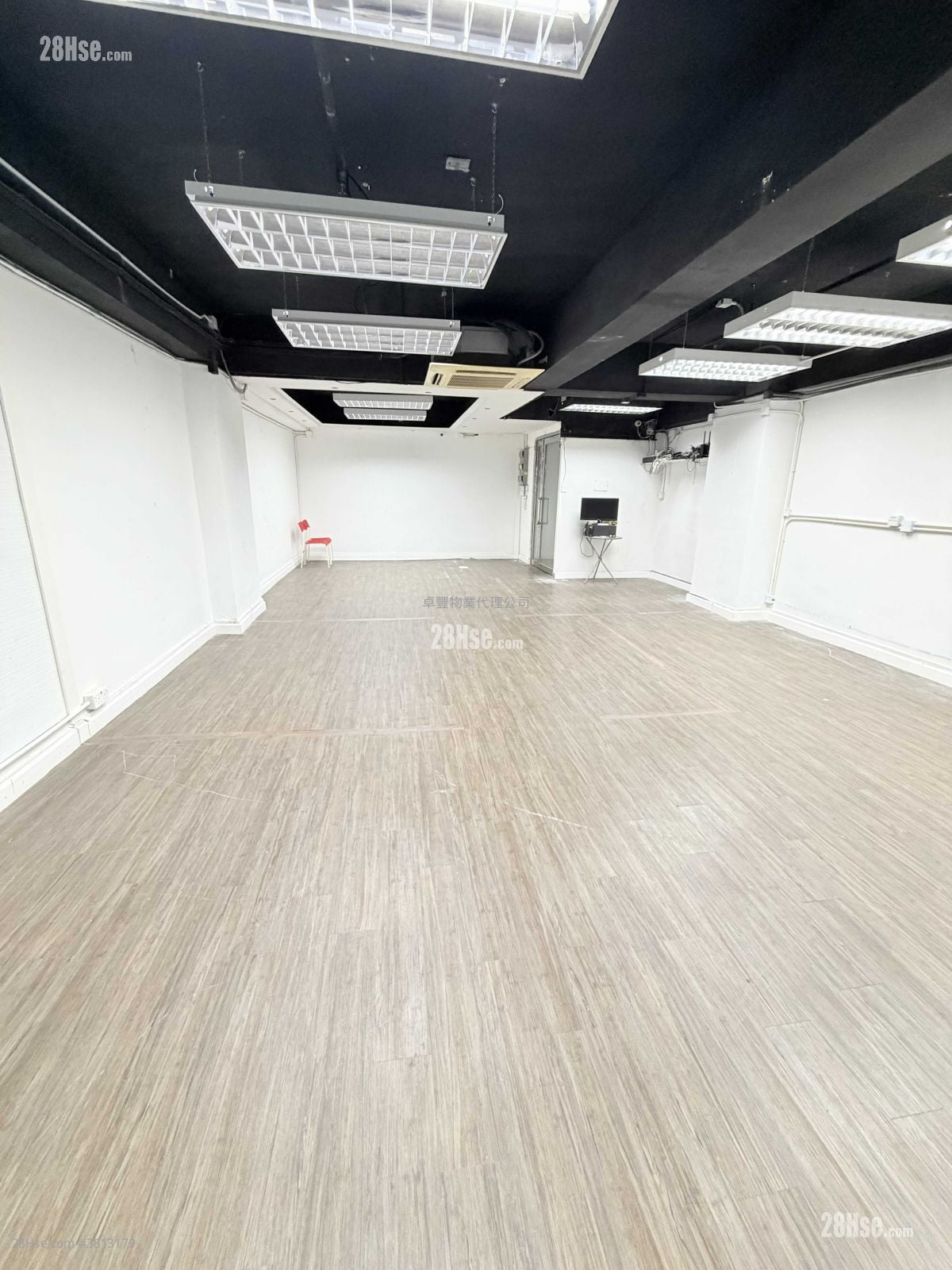 荣吉工业大厦 租盘 1 房 880 平方尺