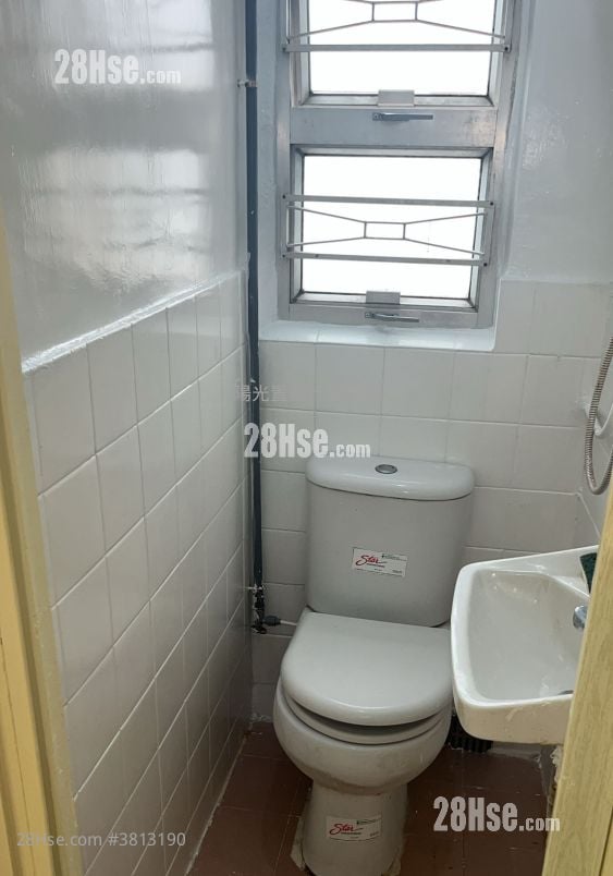Hung Lee Building Rental 2 Bedrooms 271 ft²